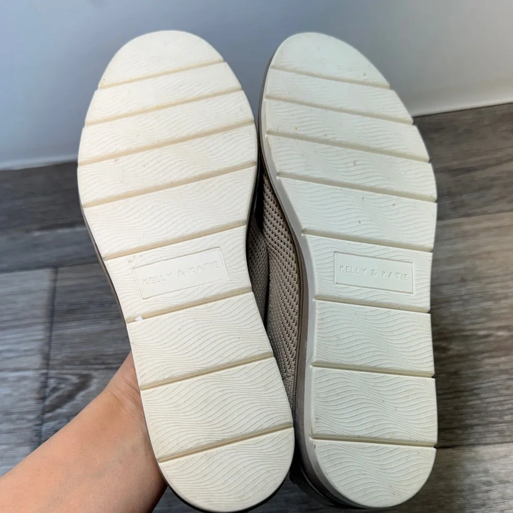 Kelly & katie Beige Slip-On Shoes woman’s 7.5 (s145)